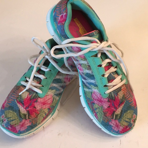 Skechers Shoes - SKECHERS light weight w/ memory foam athletic shoe